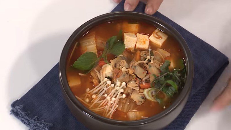 Clam soup cooked with kimchi