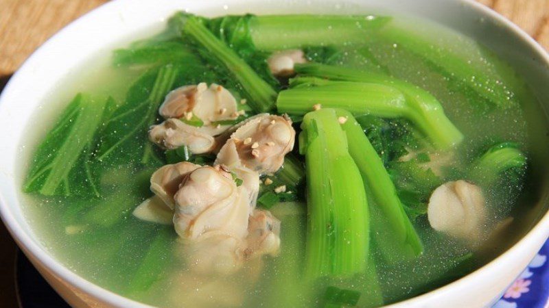 Clam soup cooked with vegetables