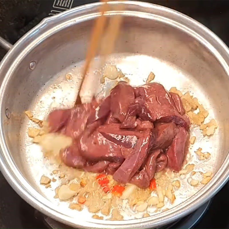 Step 3 Stir-fry liver with garlic Stir-fried liver with garlic