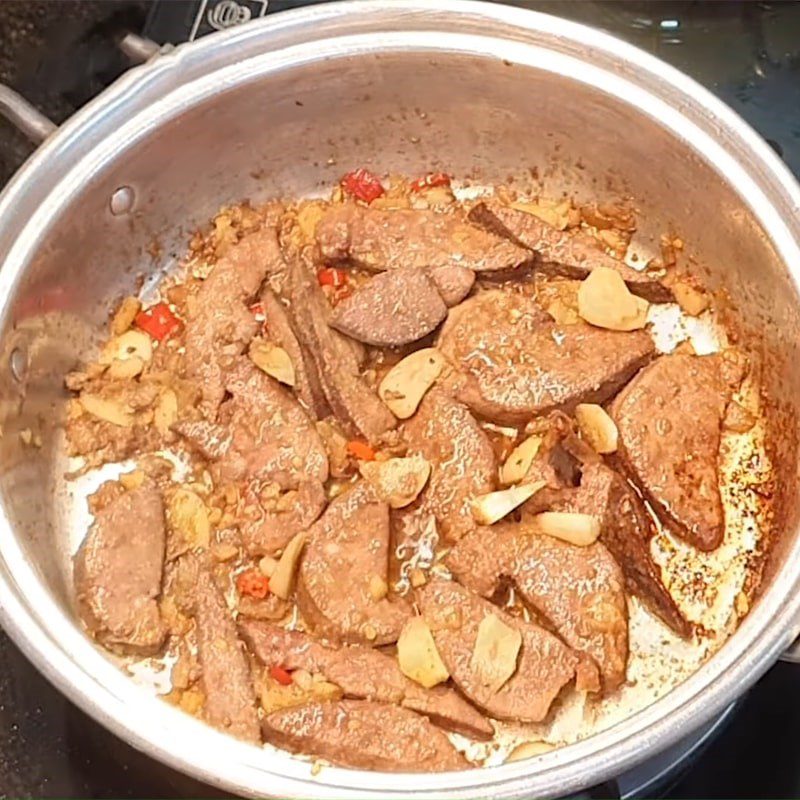 Step 3 Stir-fry liver with garlic Stir-fried liver with garlic