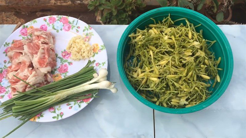 Ingredients for the dish 3 ways to make male papaya flower stir-fried