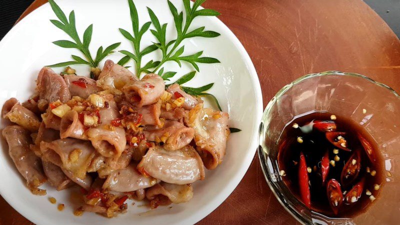 Fried pig intestines with garlic and chili