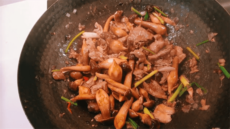 Beef stir-fried with termite mushrooms