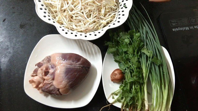 Ingredients for stir-fried pig heart with bean sprouts and ginger