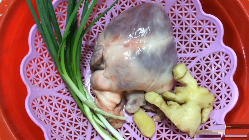 Ingredients for stir-fried pig heart with bean sprouts and ginger