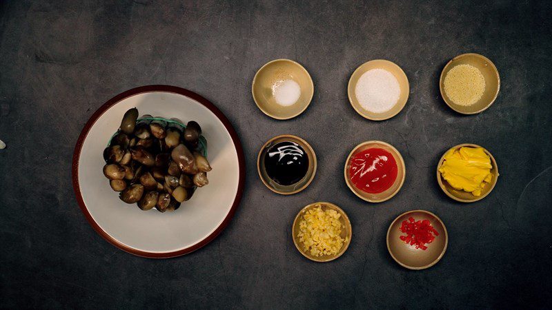 Ingredients for the dish of stir-fried razor clams with butter and garlic