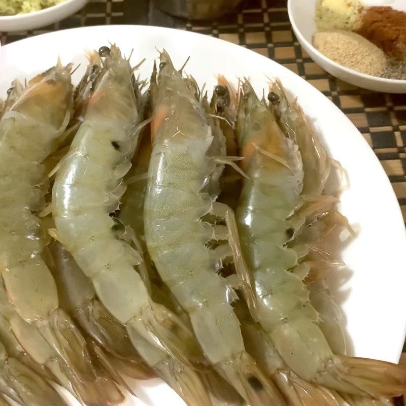 Step 1 Prepare the ingredients for Salted Shrimp with Lemongrass