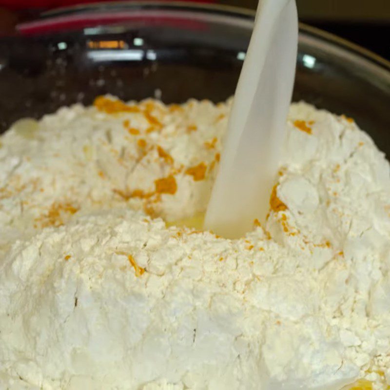 Step 2 Mixing the batter for bánh xèo Bánh xèo with mushroom