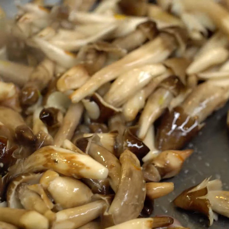 Step 3 Stir-fried mound mushrooms Mound mushroom pancakes