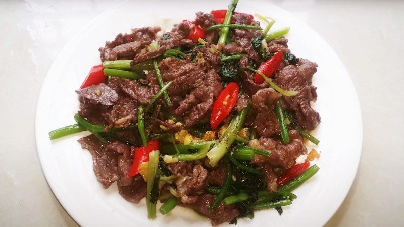 Stir-fried buffalo meat with celery