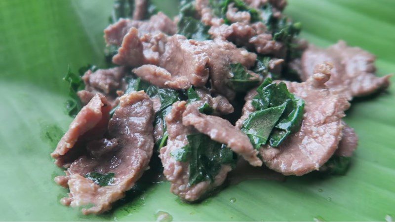 Stir-fried buffalo meat with pepper leaves