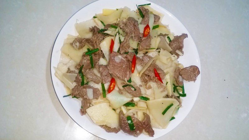 Stir-fried buffalo meat with sour bamboo shoots