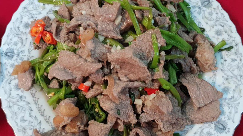 Stir-fried buffalo meat with water spinach