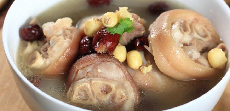 Pork knuckle stewed with traditional herbs