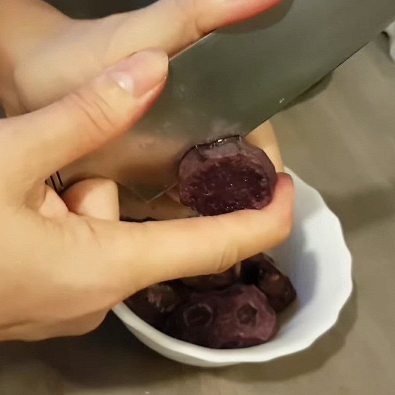 Step 1 Prepare the ingredients for Purple Sweet Potato Sticky Rice