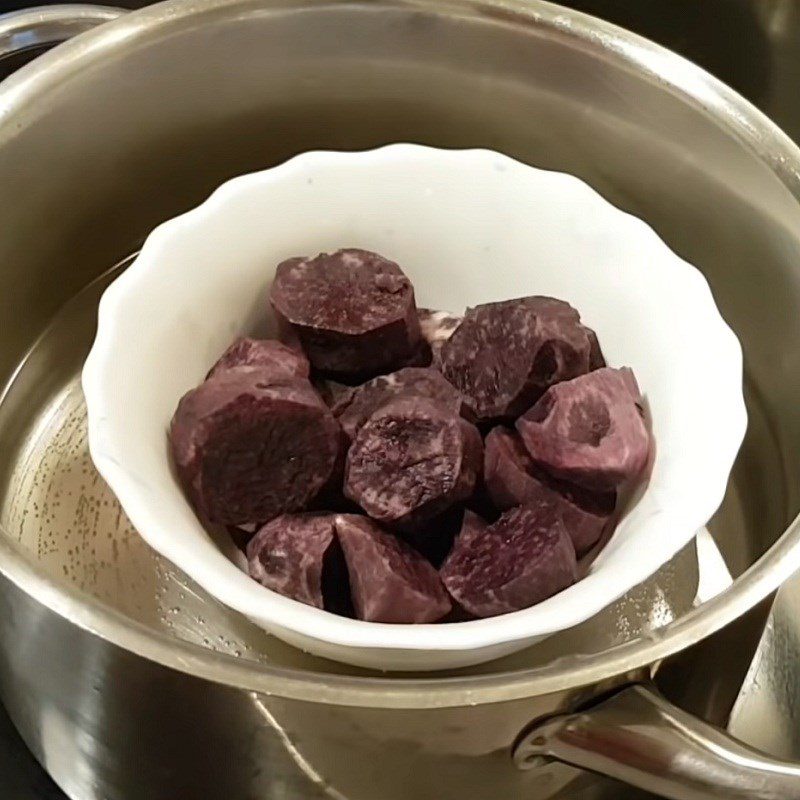 Step 3 Steam and cook purple sweet potato with coconut milk Sweet purple sweet potato