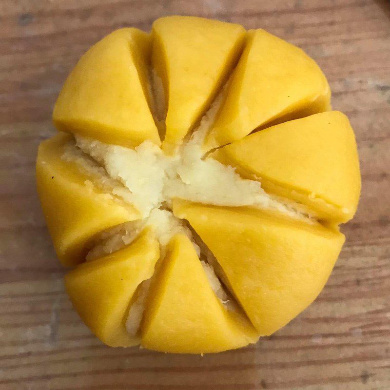 Step 5 Shaping the cake for lotus seed mooncake