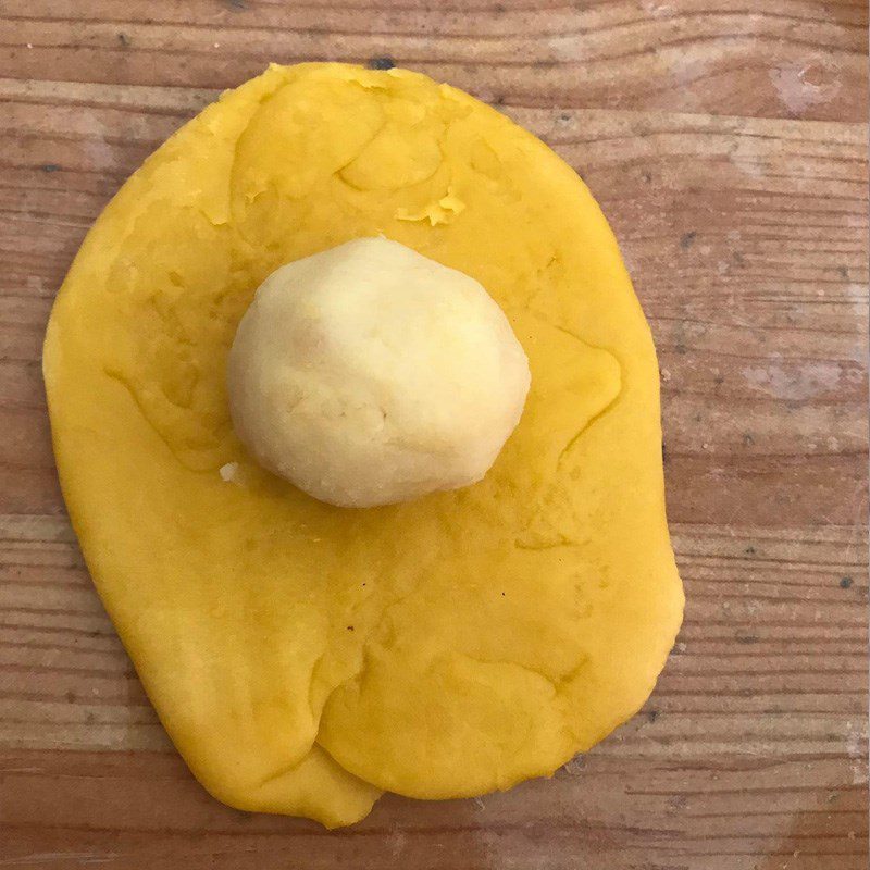 Step 5 Shaping the cake for lotus seed mooncake