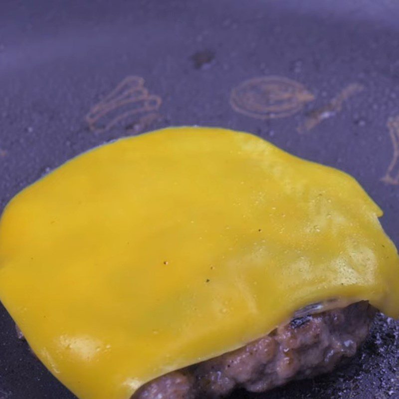 Step 6 Searing beef Hamburger with bamboo charcoal