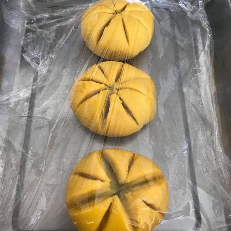 Step 5 Shaping the cake for lotus seed mooncake