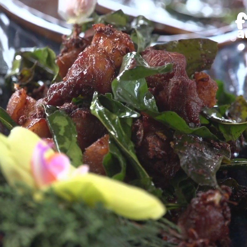 Step 5 Finished product fried pork belly with moc mat leaves