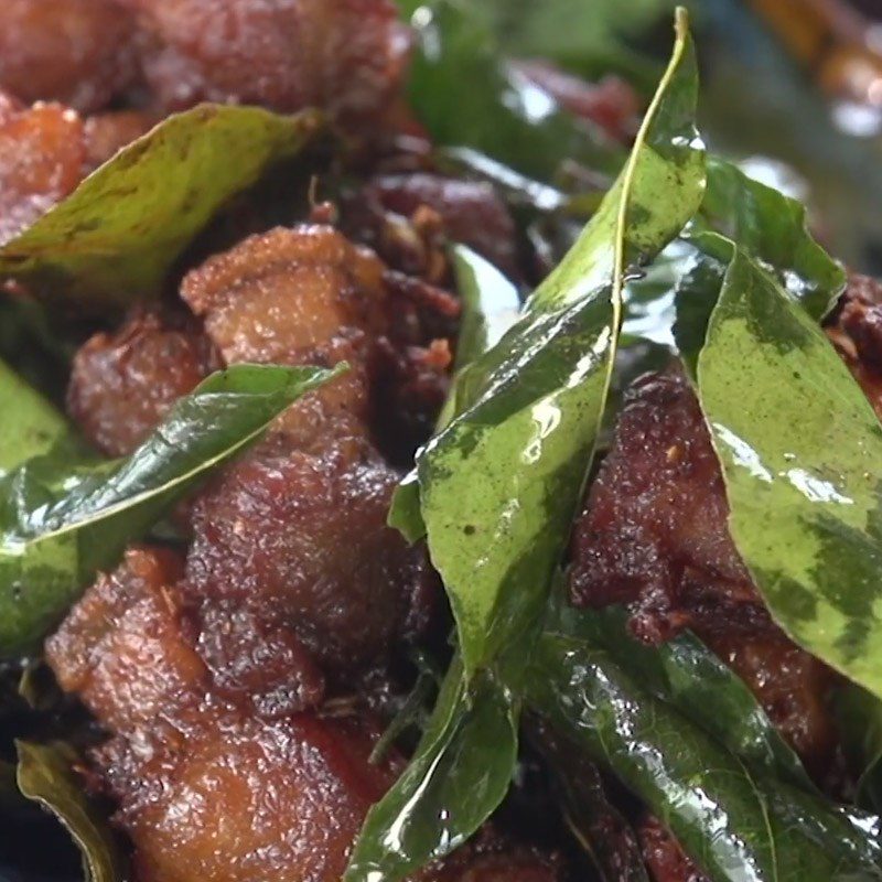 Step 5 Finished product fried pork belly with moc mat leaves