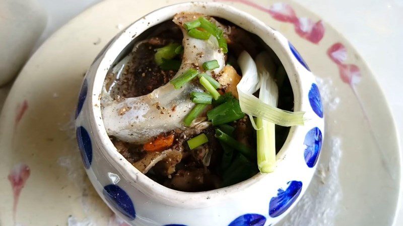 Ocean tuna eyes stewed with herbal medicine