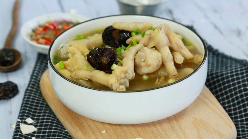 Braised chicken feet with Chinese herbs