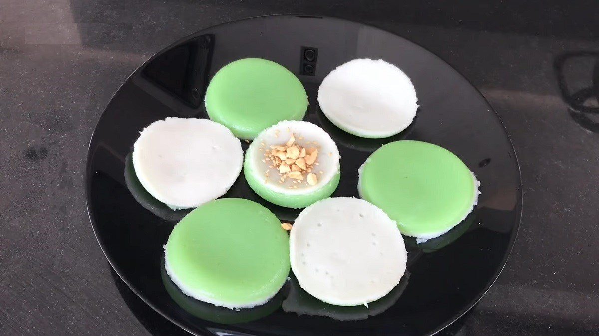 Sweet rice cakes with pandan leaves