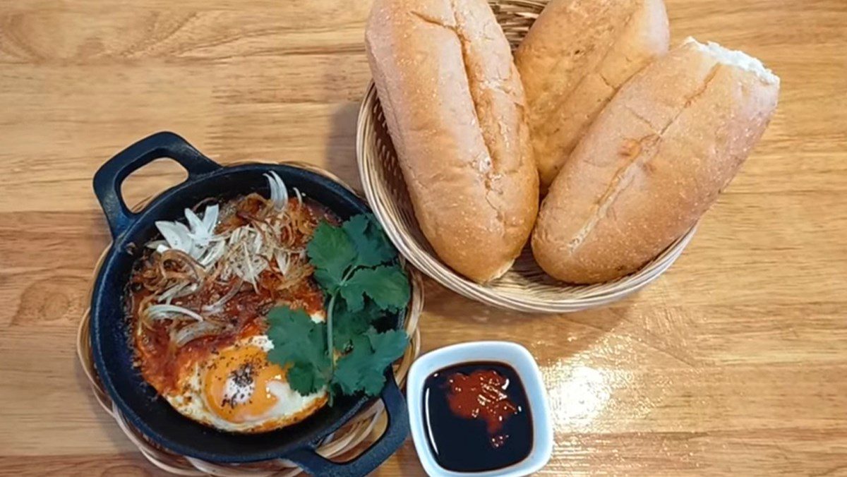 Canned sardine bread with fried egg