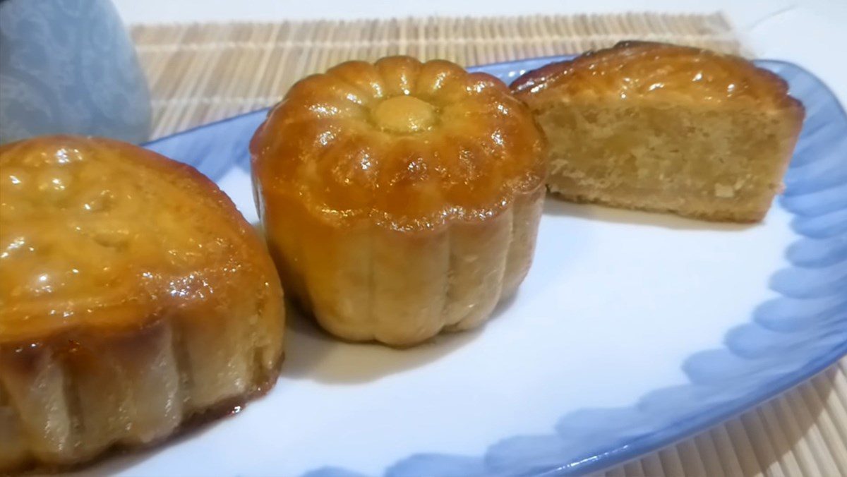 Mooncake for diabetics with green bean and durian filling