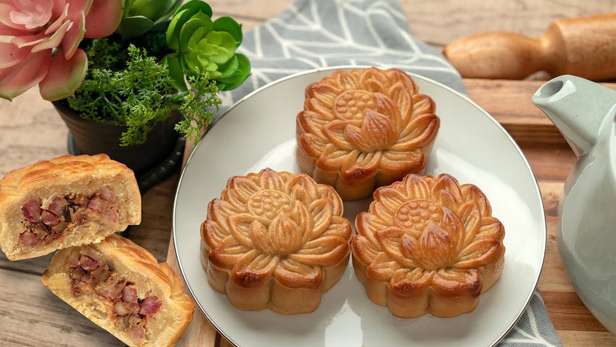 Mooncake with sticky rice and braised pork filling