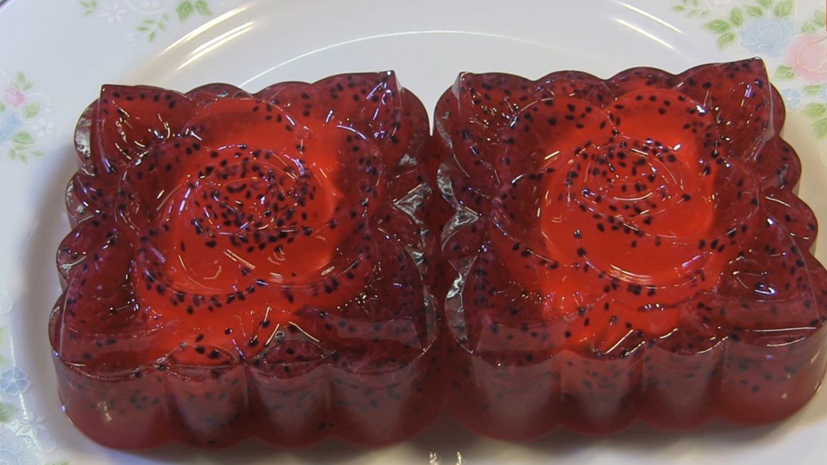 Mooncake jelly with red dragon fruit and cheese filling