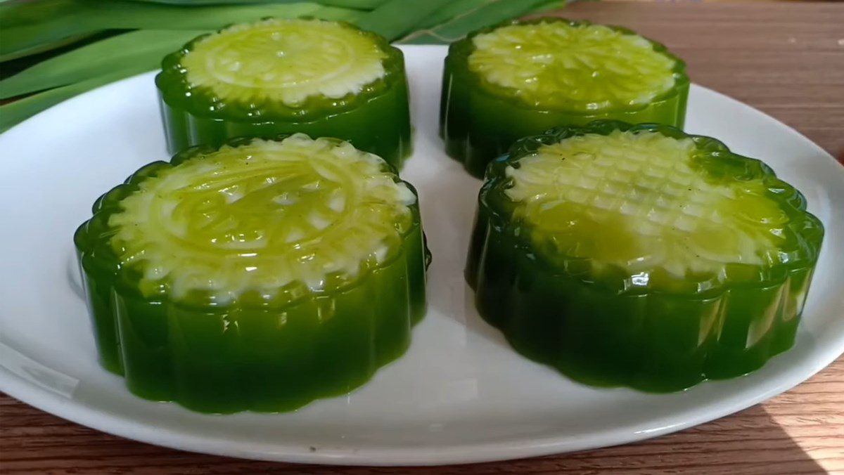 Mooncake with green tea jelly and salted egg yolk filling