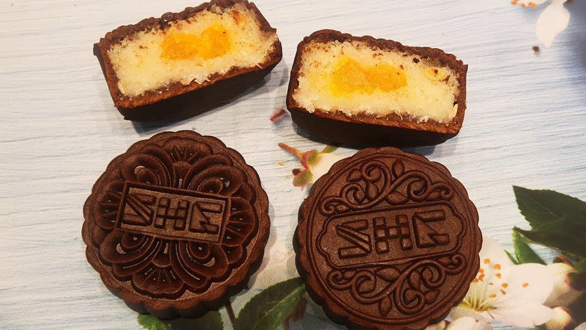 Mooncake with chocolate and coconut filling