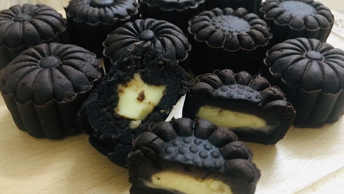 Chocolate Mooncake with Cheese Filling