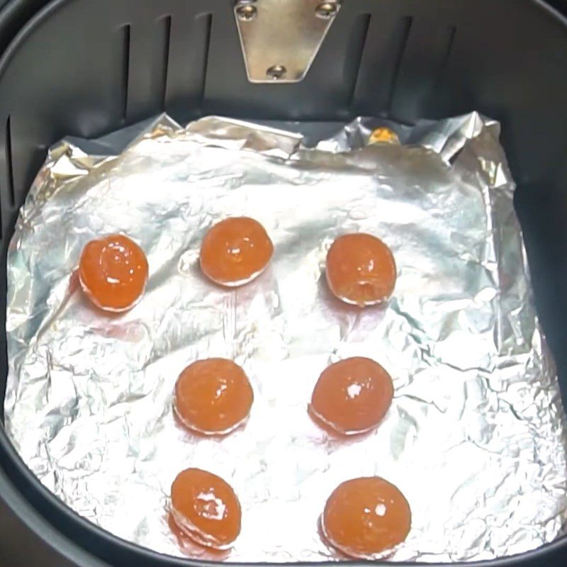 Step 1 Prepare and bake salted eggs for salted egg yolk mooncake using an air fryer