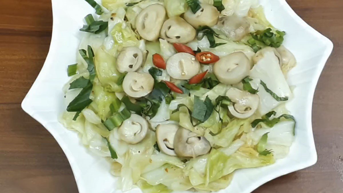 Stir-fried cabbage with mushrooms