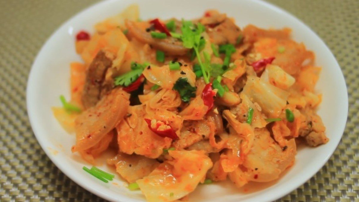 Stir-fried cabbage with pork