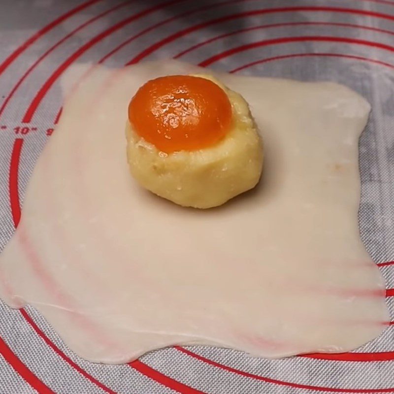 Step 6 Wrap the filling and decorate Durian mung bean cake