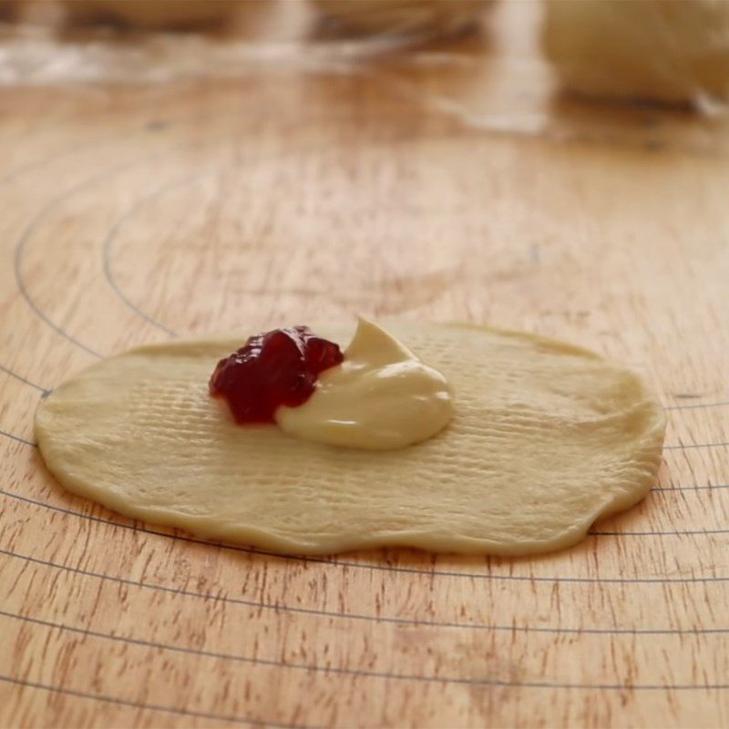 Step 6 Wrap the filling, shape the cake for mini strawberry filled bread