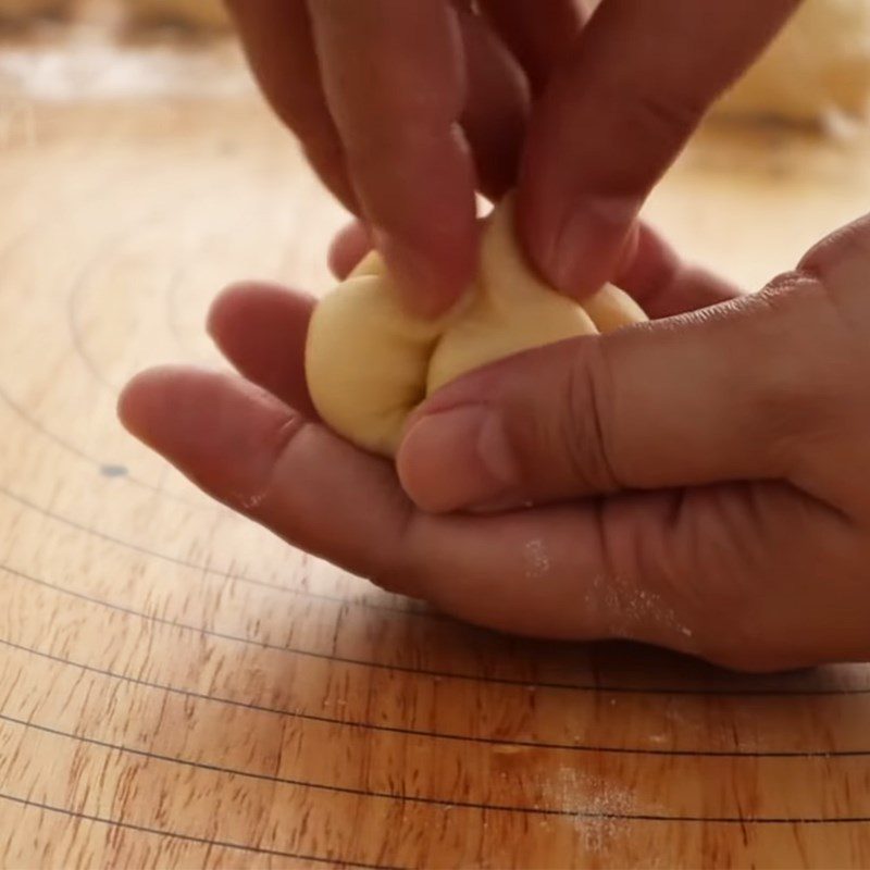 Step 6 Wrap the filling, shape the cake for mini strawberry filled bread