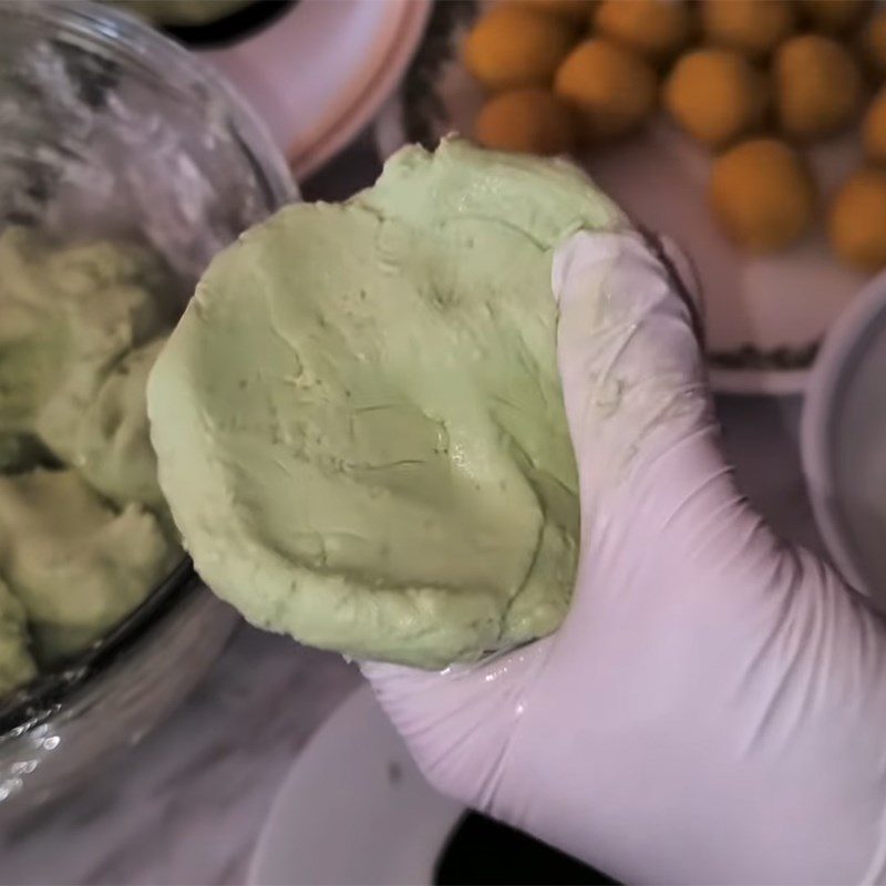 Step 5 Wrap the filling and press the mung bean cookie mold