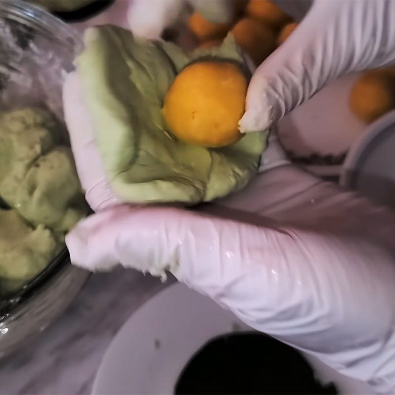 Step 5 Wrap the filling and press the mung bean cookie mold