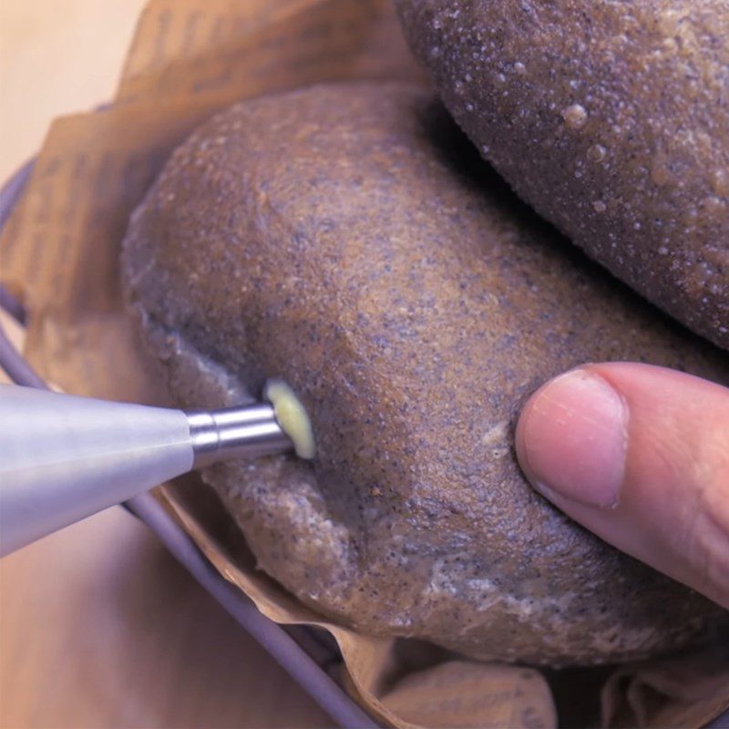 Step 6 Fill the bread with cream Black sesame bread with green tea matcha filling