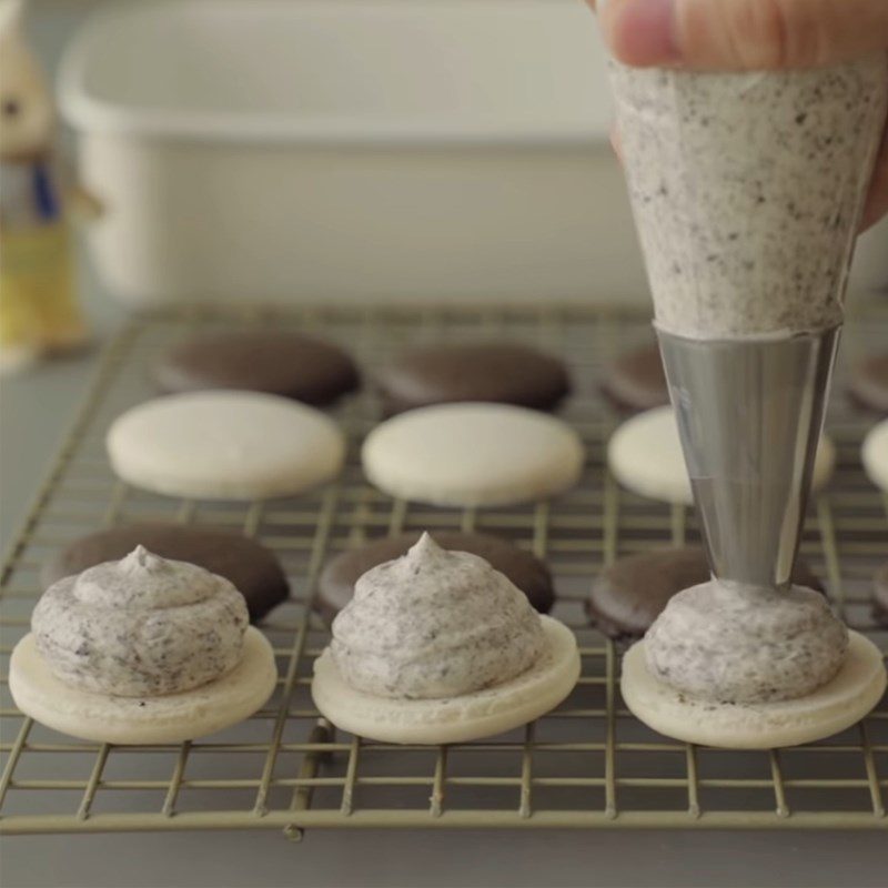 Step 5 Pipe the filling and finish Oreo macaron