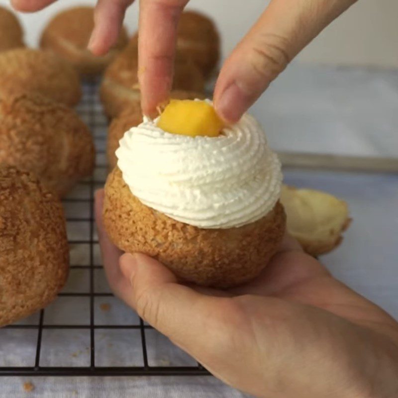 Step 6 Fill with mango sauce and cream for mango cream puff