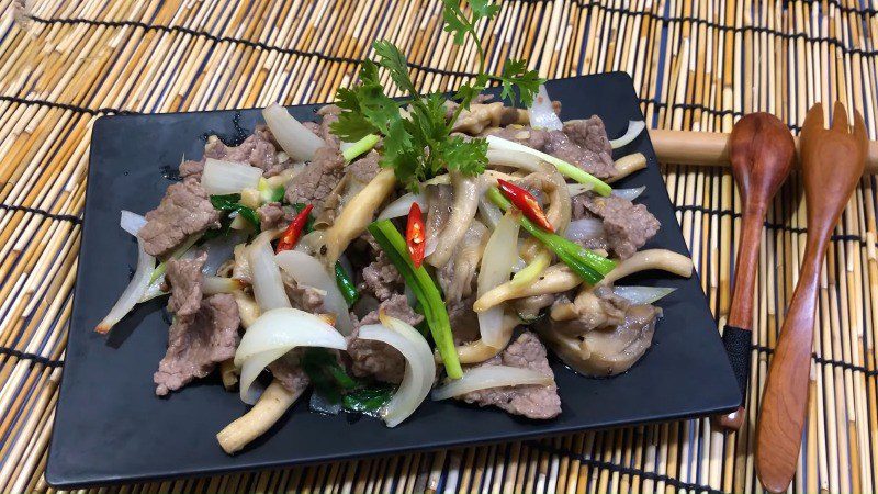 Beef stir-fried with oyster mushrooms