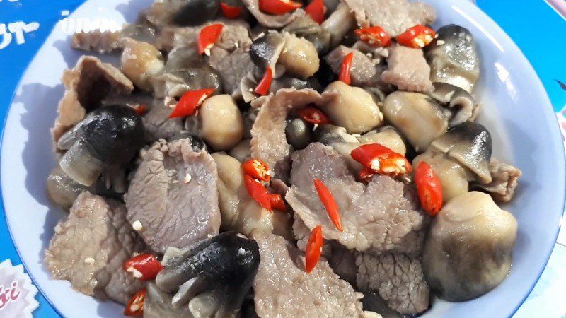 Beef stir-fried with straw mushrooms