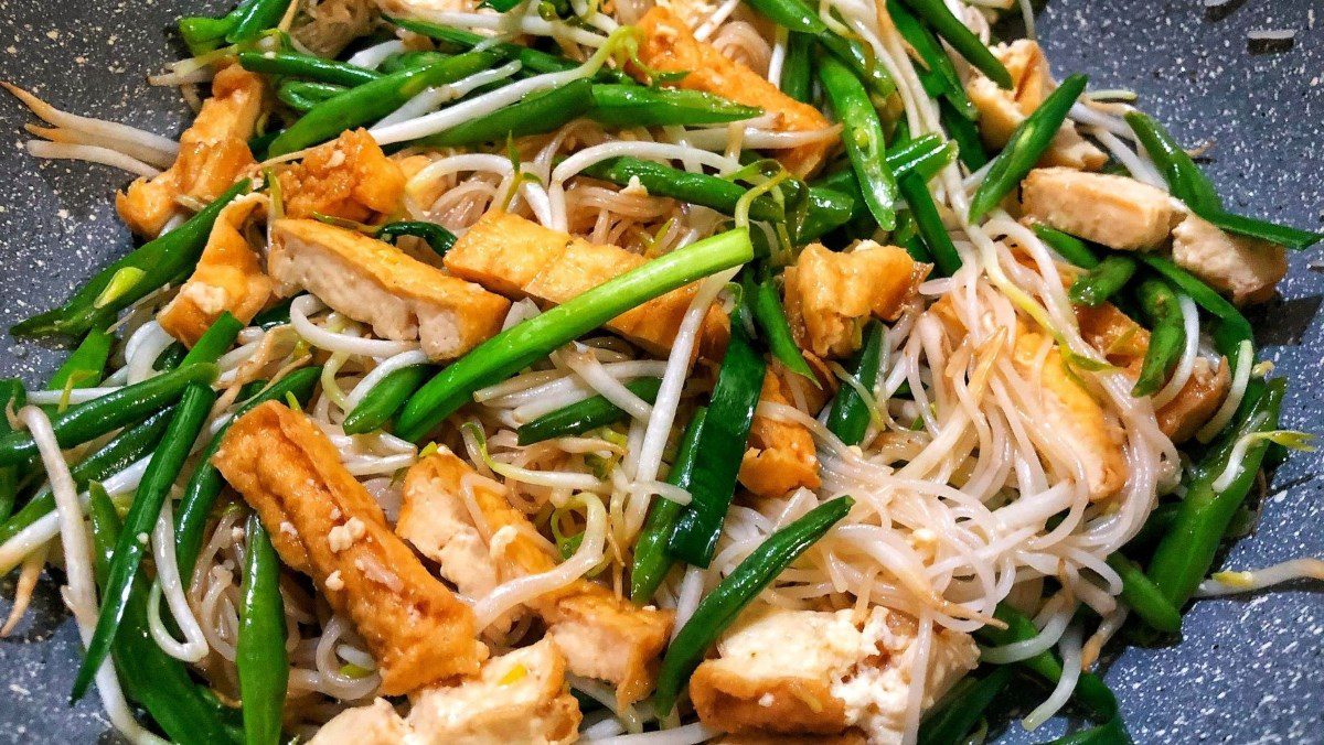 Vegetarian rice noodle stir-fry (recipe shared by a user)